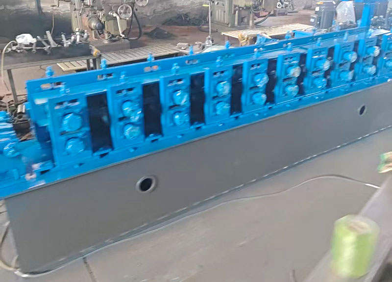 Automatic punching equipment for cable trays